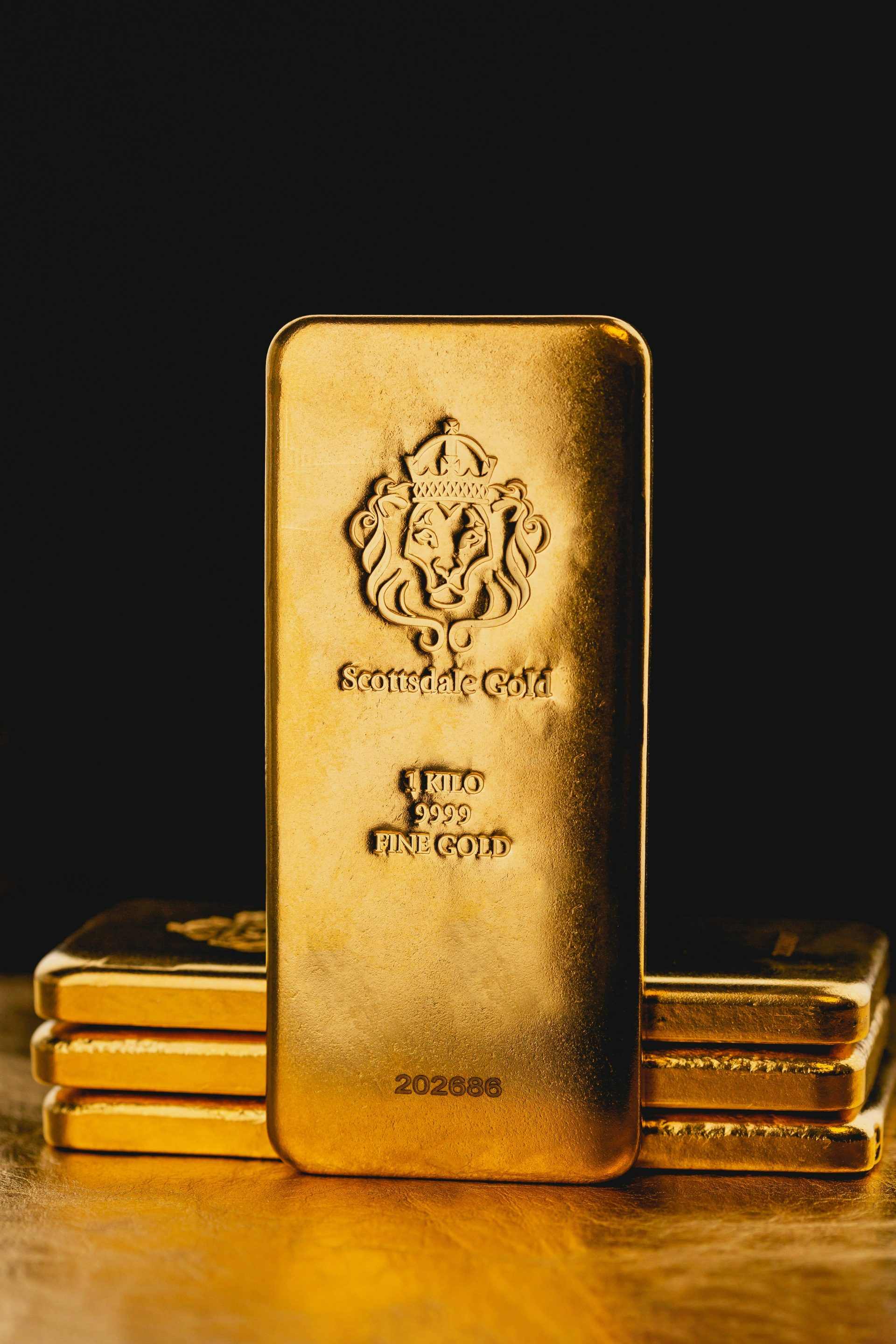 ein Stapel Goldbarren auf einem Holztisch