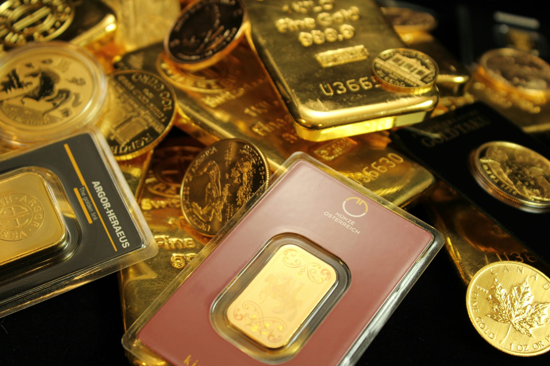 Goldbarren und Münzen gesammelt