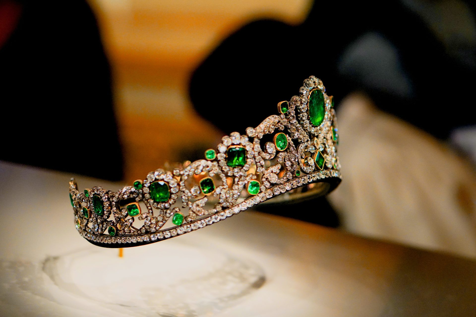 eine Tiara auf einem Tisch mit einer Person im Hintergrund