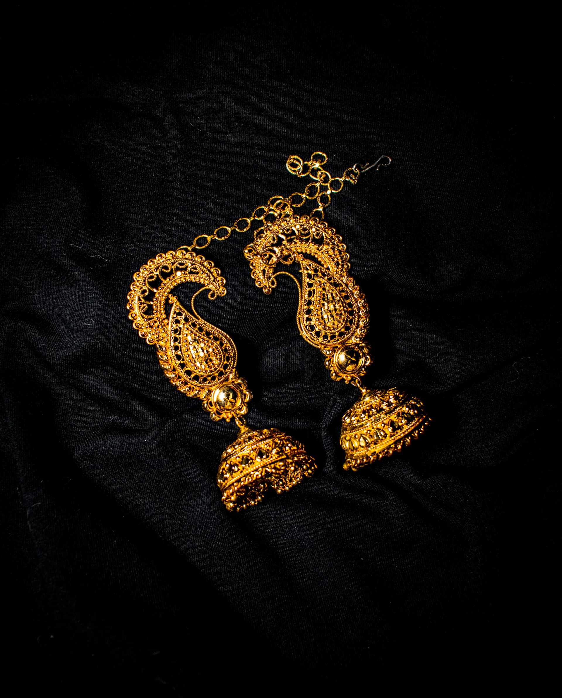 eine goldene und schwarze Halskette