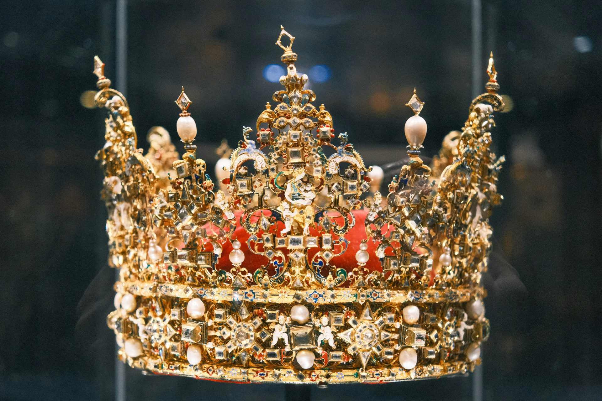 Eine königliche goldene Krone in einem Etui.