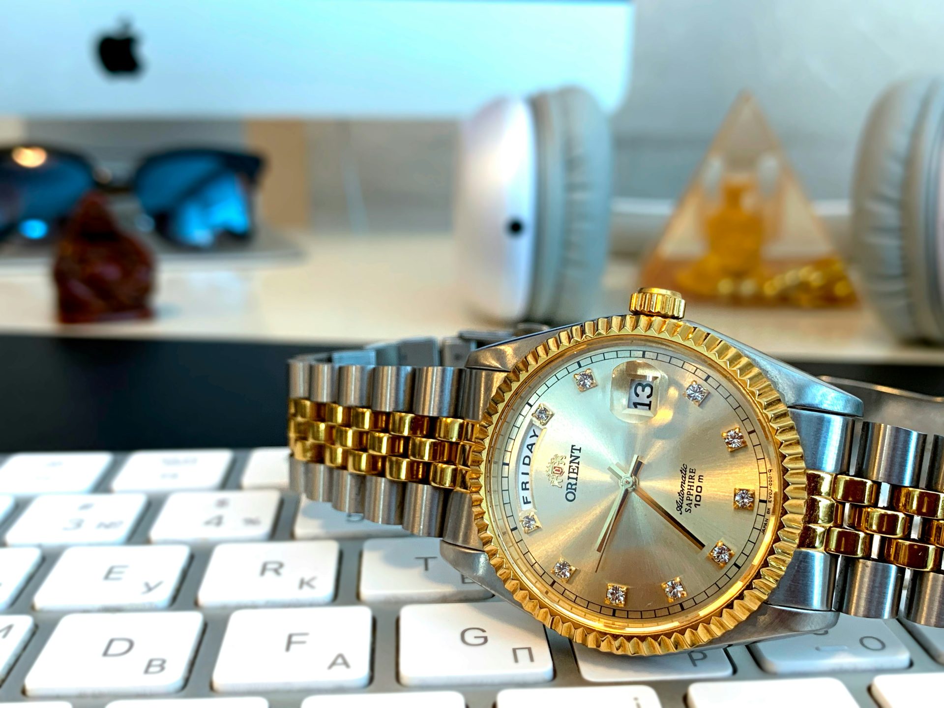 runde goldfarbene Analoguhr mit Armband